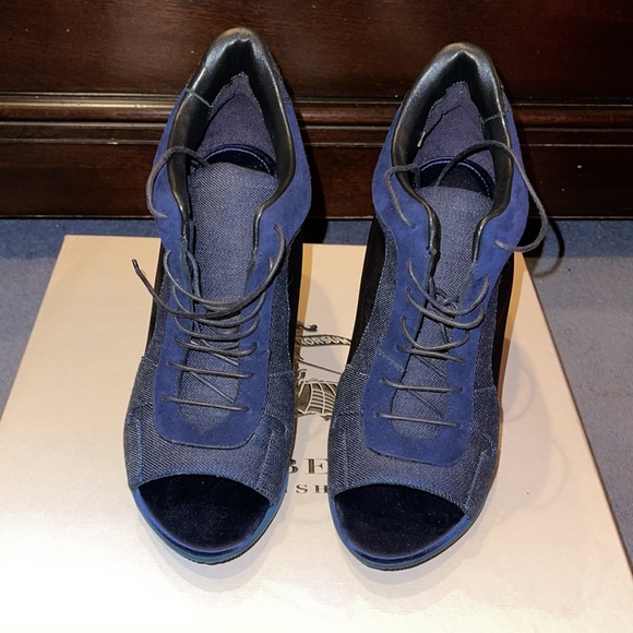 Burberry tie booties - Picture 1 of 3